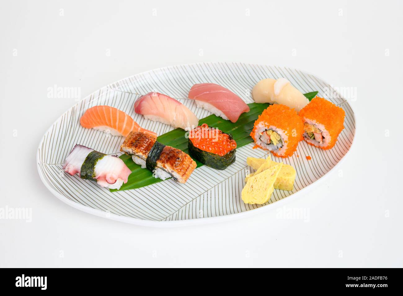 Variété de sushis nigiri japonais ensemble d'aliments traditionnels on white plate Banque D'Images