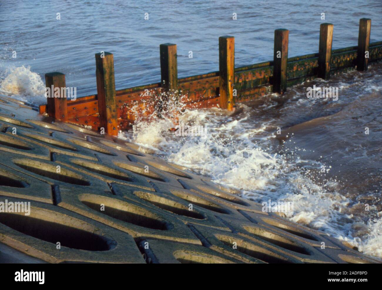 la-pr-vention-de-l-rosion-c-ti-re-battre-les-vagues-contre-un-mur-de