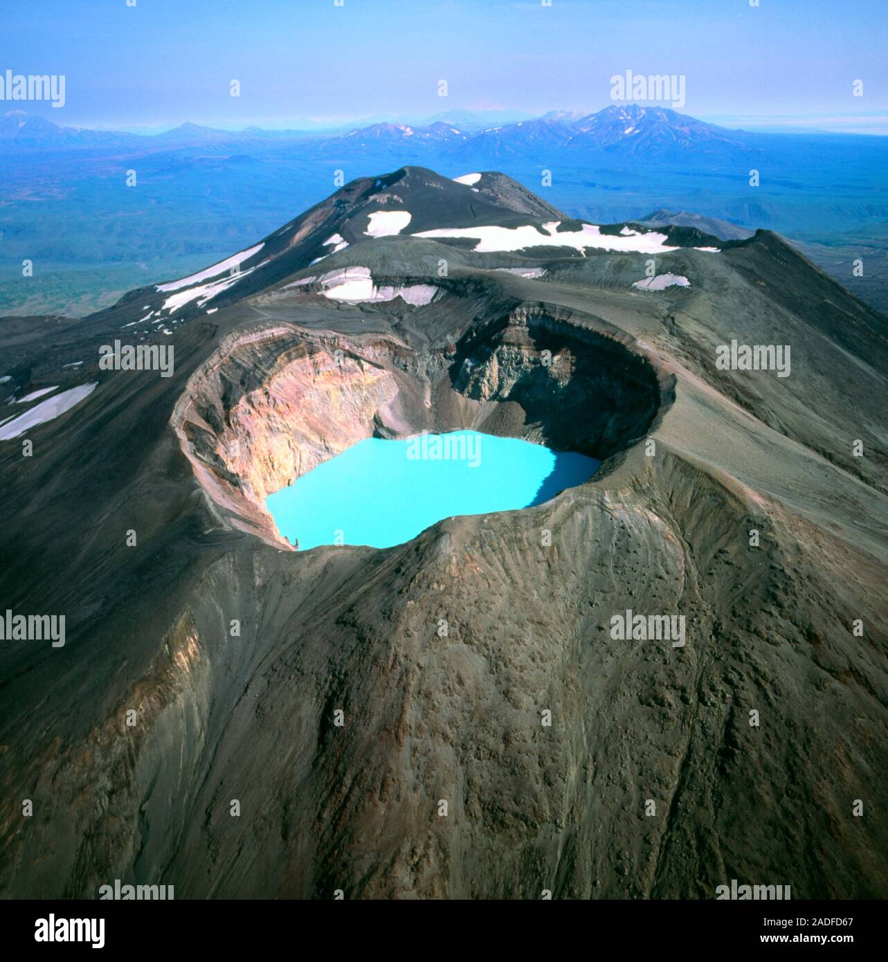 Le lac du cratère. Vue d'un lac de cratère bleu vif dans la caldeira de  Maly Semiachik, un volcan actif. Une caldeira est une dépression en forme  de bassin causée par v