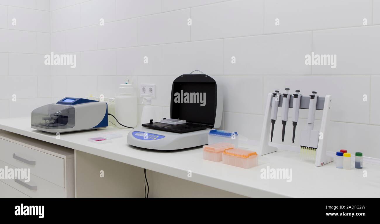 Laboratoire d'éclairage avec un équipement de haute qualité sur la table Banque D'Images