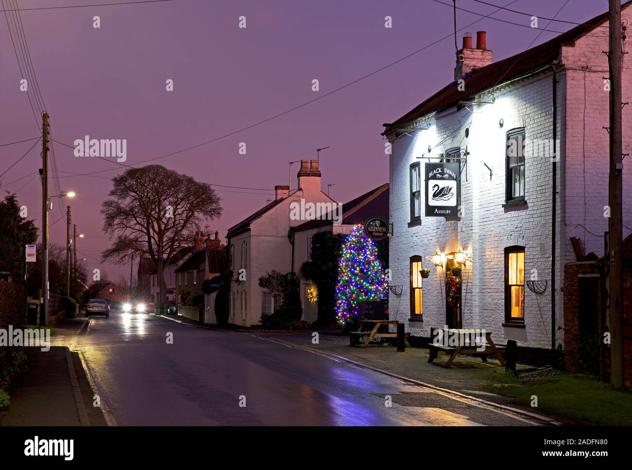 The Black Swan pub au crépuscule, dans le village d'Asselby, East Yorkshire, England UK Banque D'Images