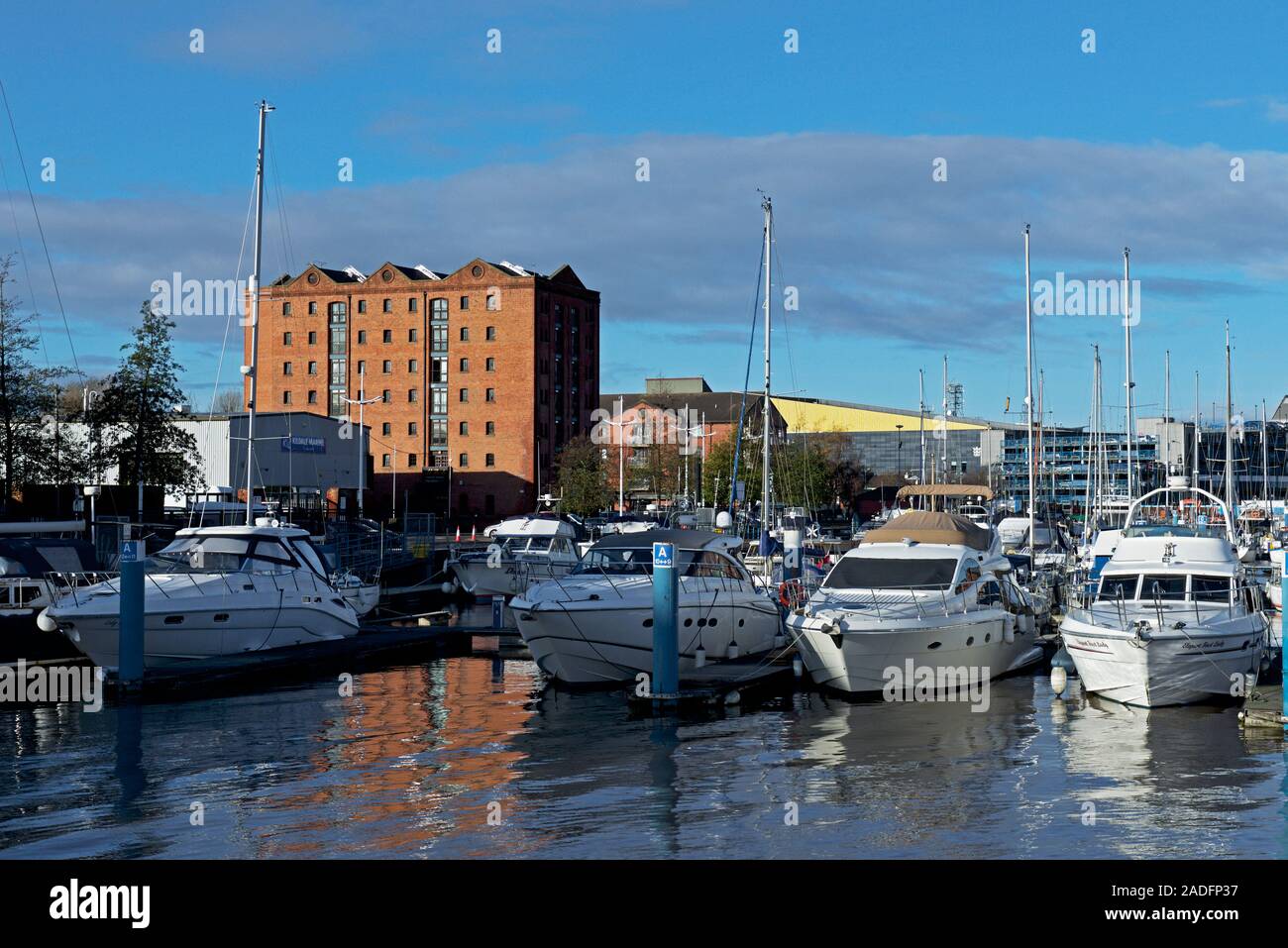 Bateaux amarrés dans la marina, Hull, East Yorkshire, England UK Banque D'Images