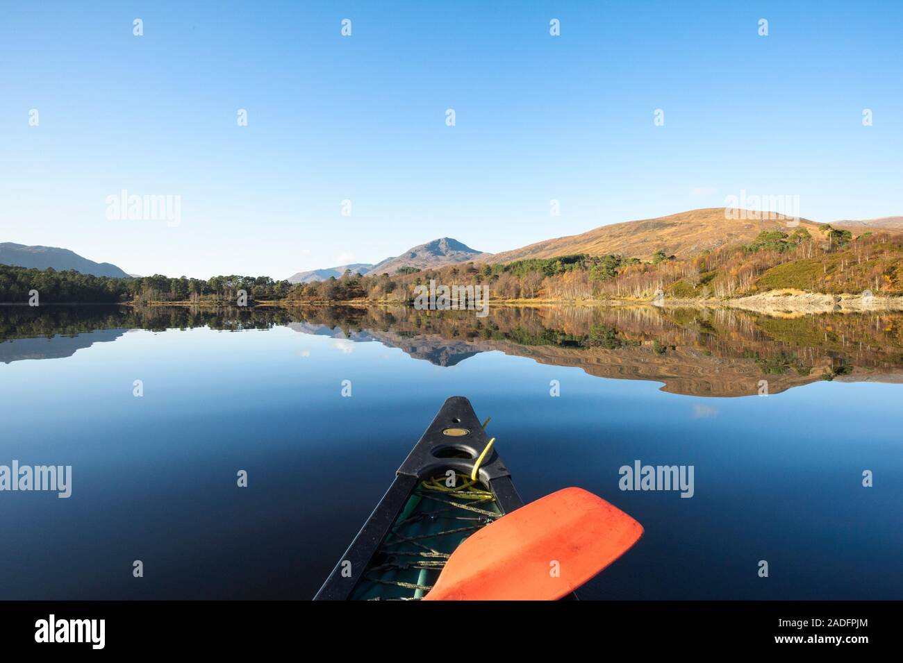 Canoë sur le Loch Beinn a' Mheadhoin, Glen Affric, Highlands, en Écosse. Banque D'Images