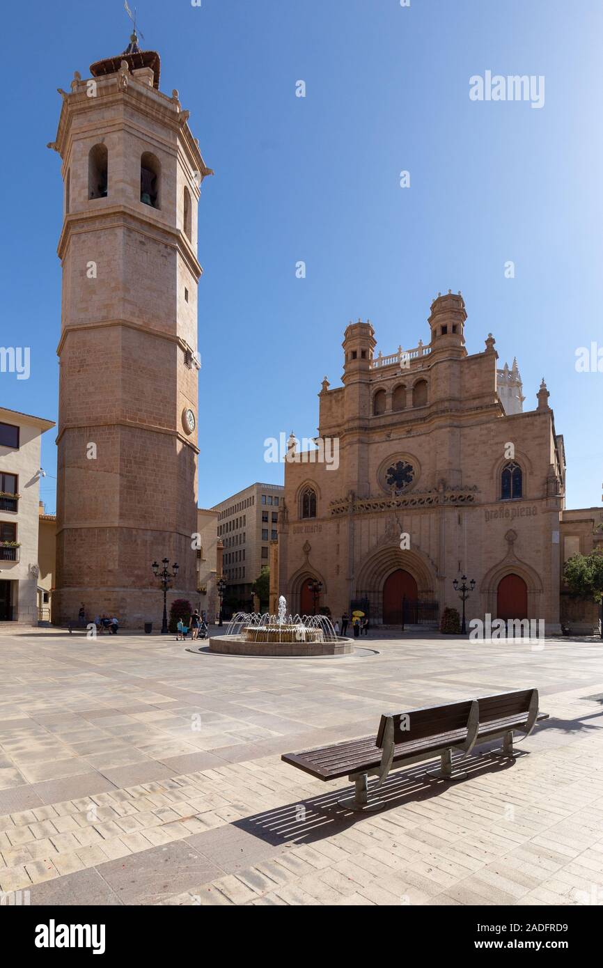 Tall Bell Tower et cathdral, de Saint Mary à Castellon de la Plana, Espagne. Vieille ville place avec fontaine et de bancs pour le repos dans les jours chauds d'été Banque D'Images