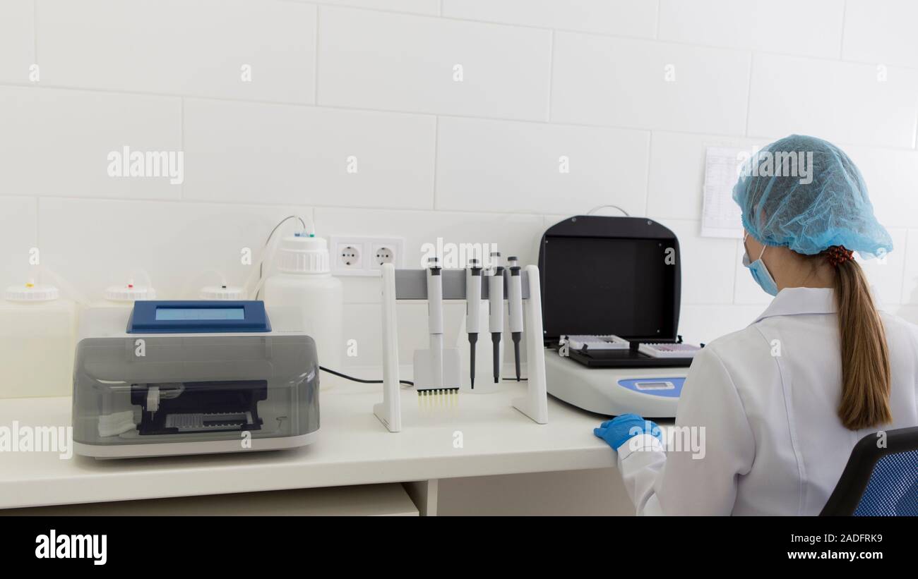 Femme méconnaissable dans l'usure médicaux travaillant en laboratoire moderne Banque D'Images