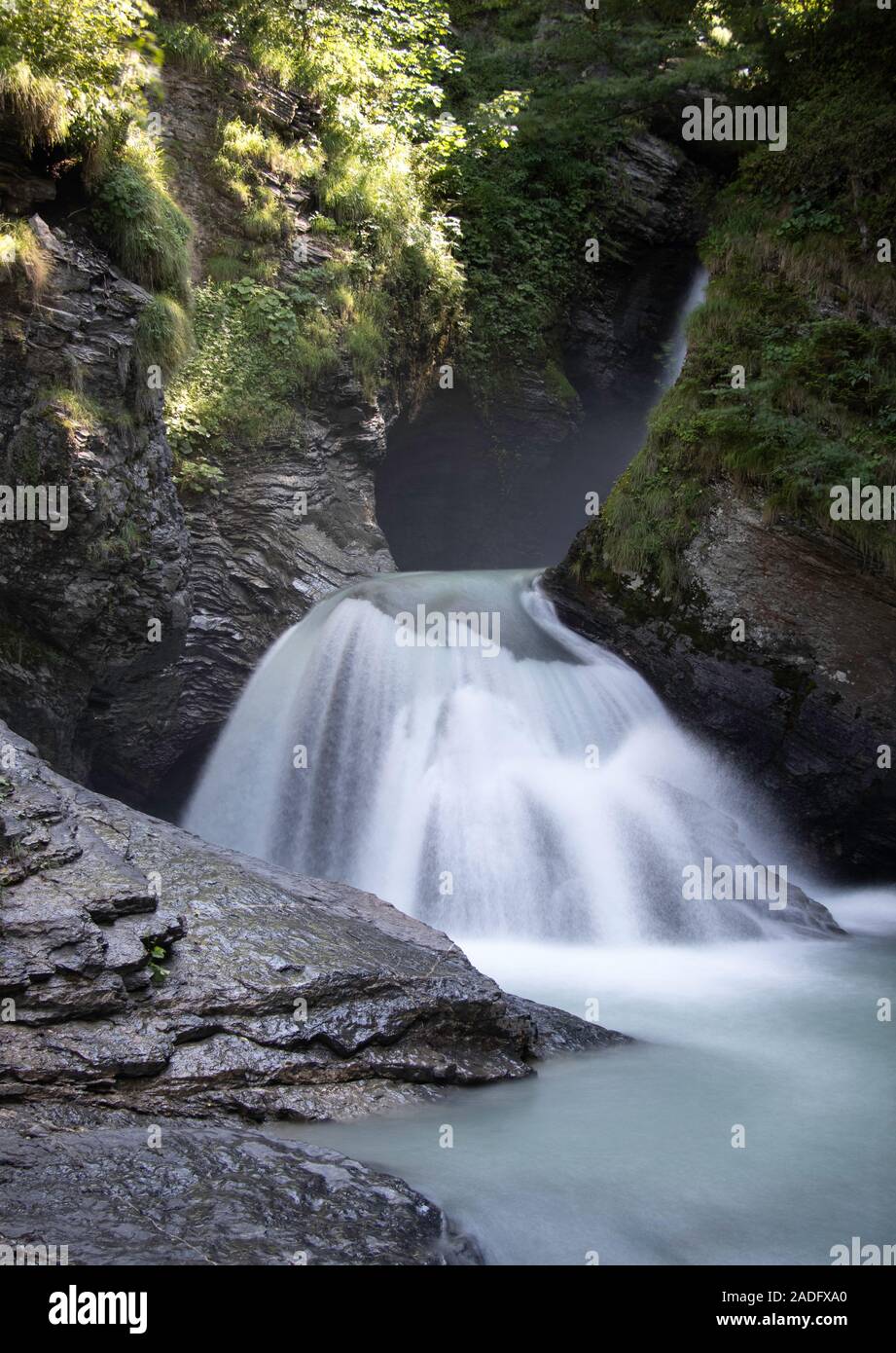 Une longue exposition / partie supérieure du Reichenbach Falls près de Meiringen / Suisse Banque D'Images