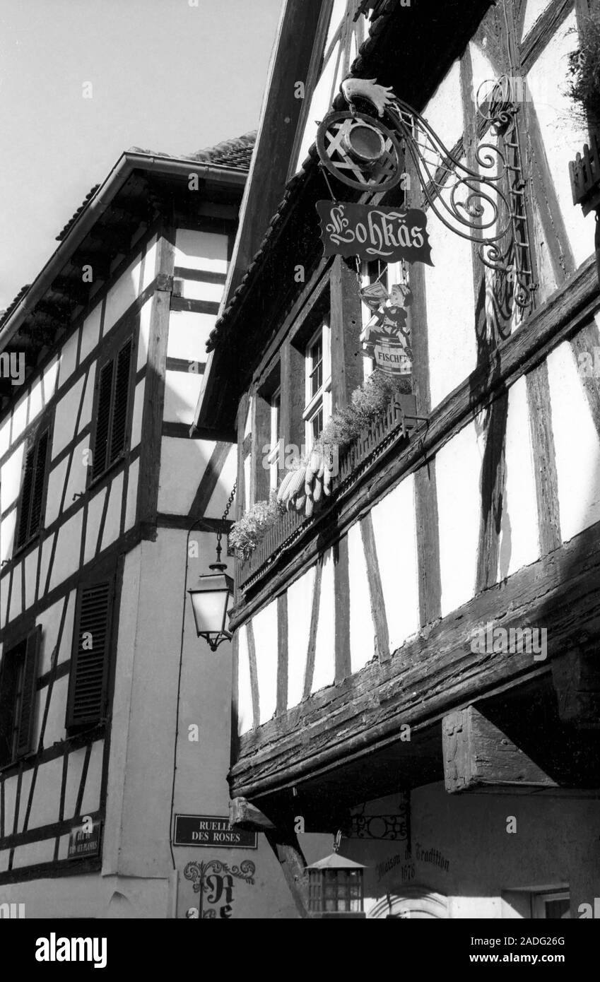 Vieux film photographie de Lohkäs, un célèbre "winstub" (bar à vin) sur Rue, Petite France, Strasbourg, France ; version noir et blanc Banque D'Images