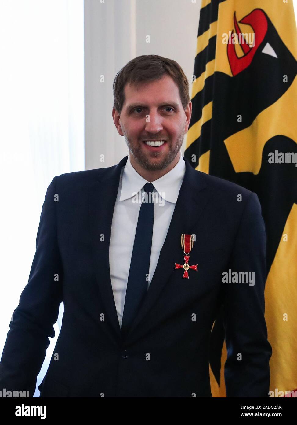 Berlin, Allemagne. 9Th Jul 2019. Ancien joueur de basket-ball allemand Dirk Nowitzki réagit après avoir reçu l'Ordre du Mérite de la République fédérale d'Allemagne au Bellevue Palace à Berlin, capitale de l'Allemagne, le 4 décembre 2019. Credit : Shan Yuqi/Xinhua/Alamy Live News Banque D'Images