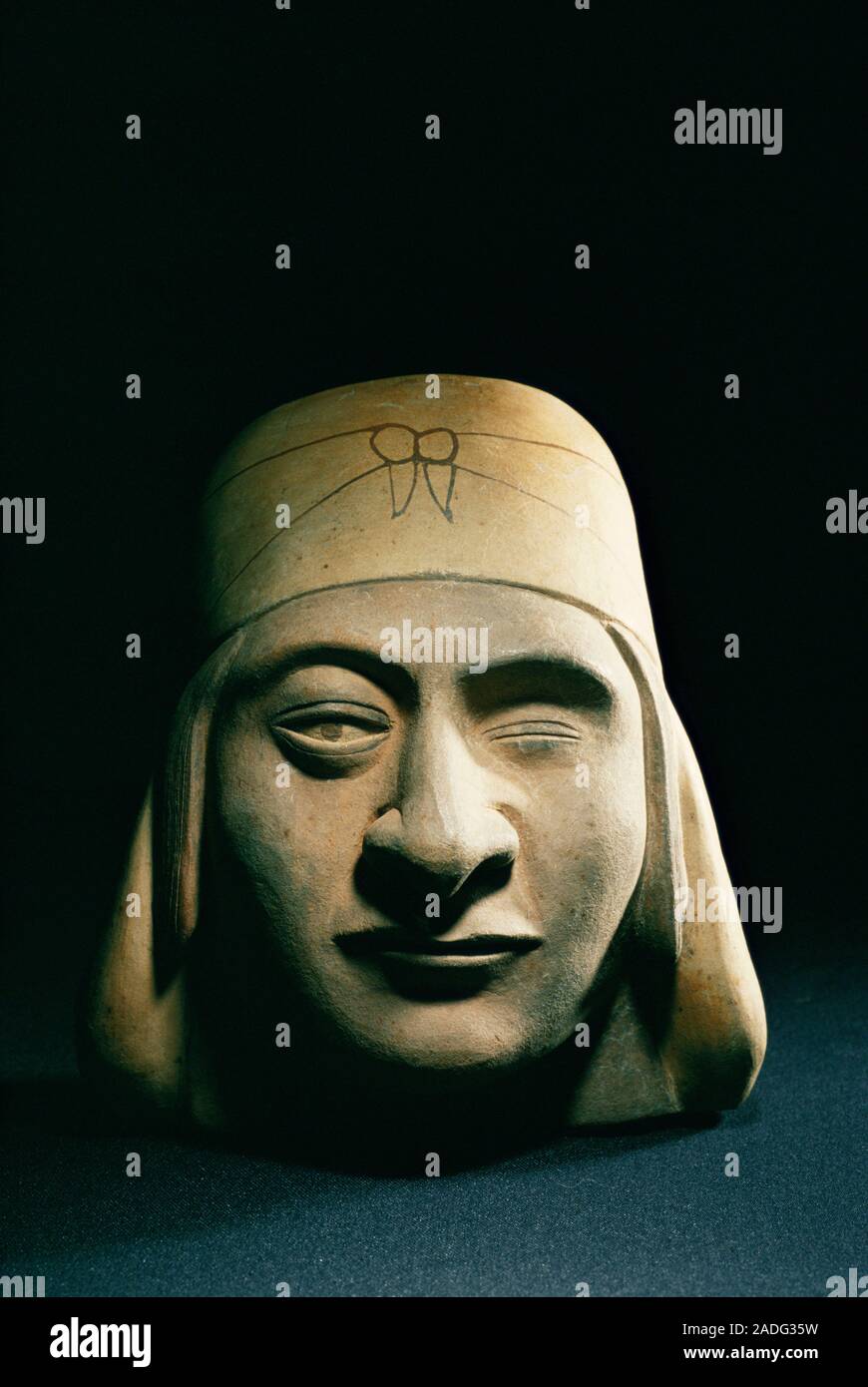 Statue de Moché. Tête Moche sculpté montrant la tête portés par ce ...