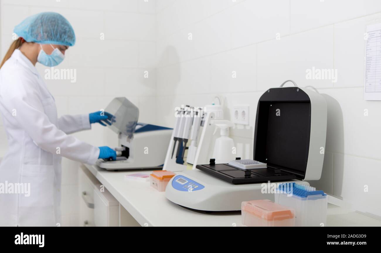 Girl son assistant l'obtention de résultats d'analyse de l'imprimante Banque D'Images