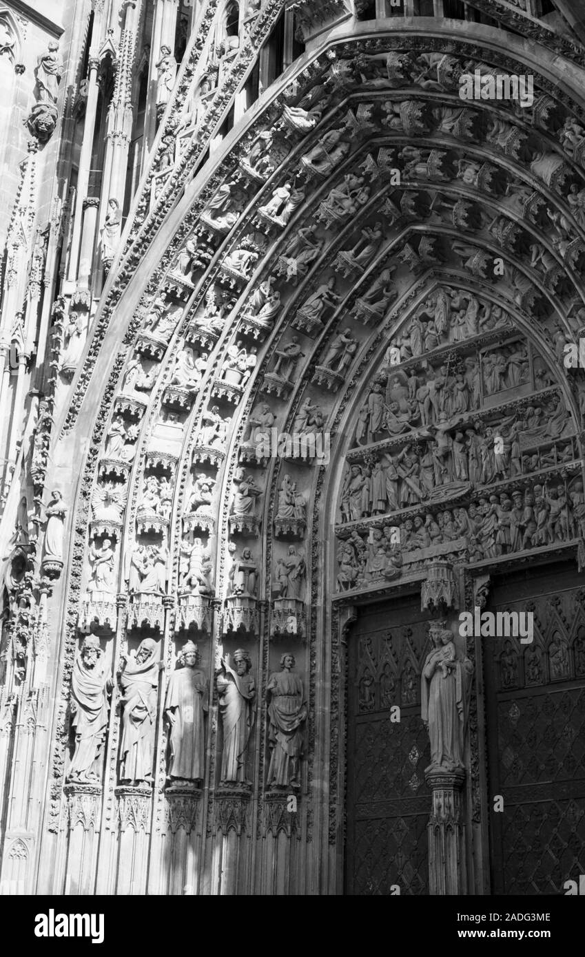 Vintage film photographie, vers 1990, d'une partie de l'Ouest spectaculaire avant de la cathédrale gothique de Strasbourg, en France, de la Place de la Cathédrale ; version noir et blanc Banque D'Images