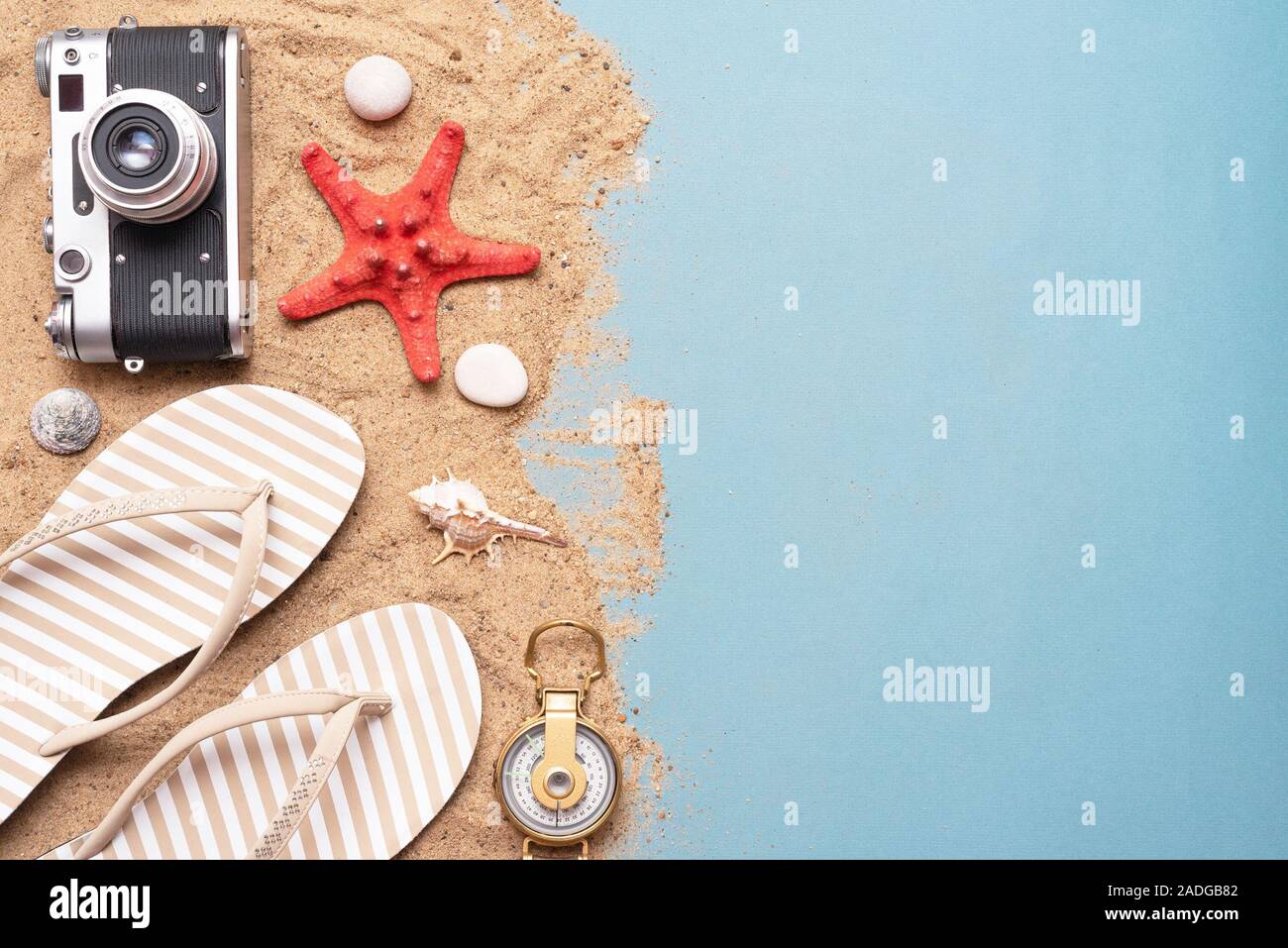 Vacances d'arrière-plan avec copie espace. Mer transport télévision lay. Accessoires de plage et d'une boussole sur le sable. Banque D'Images