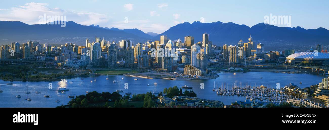 Gratte-ciel au bord de l'eau, Vancouver, British Columbia, Canada Banque D'Images