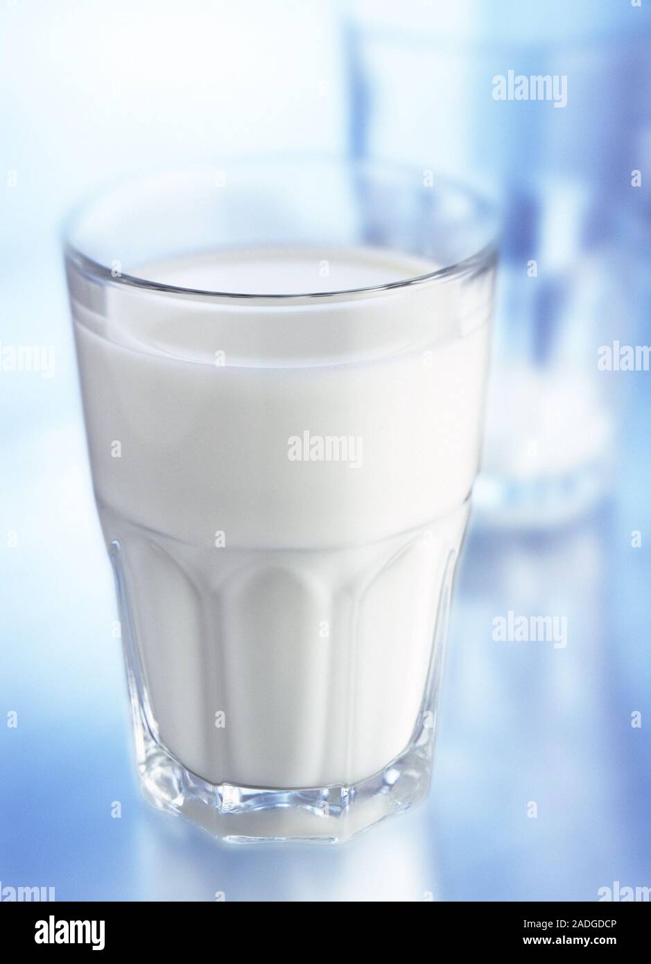 Verre de lait. Le lait est une bonne source alimentaire de calcium, le  minéral essentiel et contient également des protéines, vitamine A et  certains des vitamines B-complexes Photo Stock - Alamy