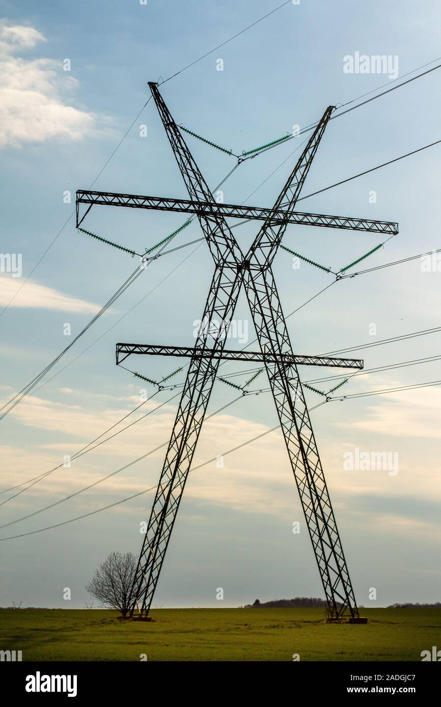 Un seul pylône transmissionline avec un ciel bleu en arrière-plan Banque D'Images