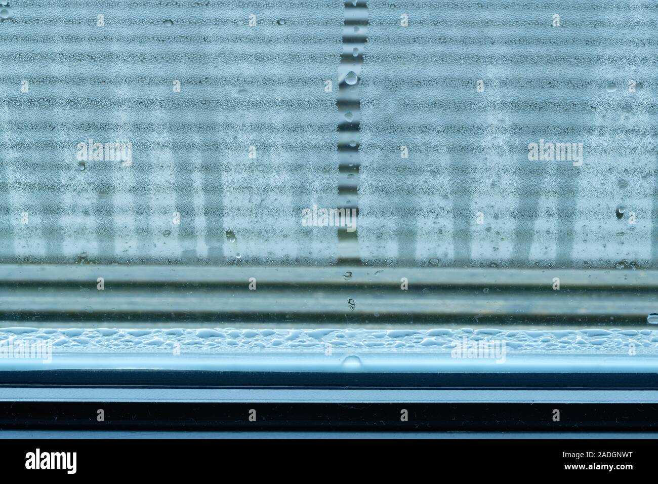 La condensation sur les grandes vitres du double vitrage. Banque D'Images