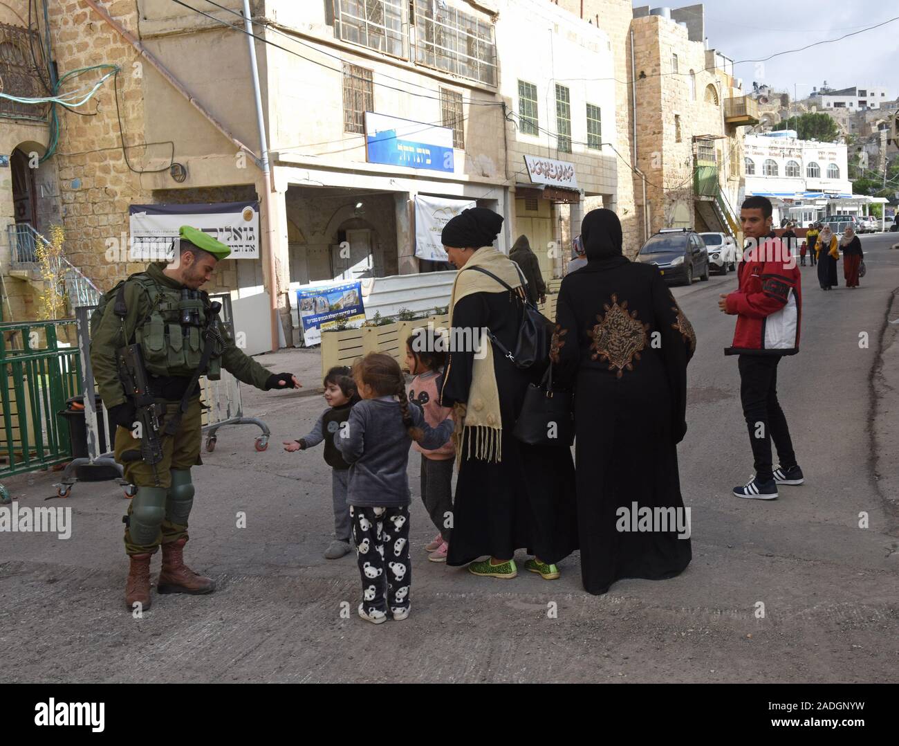 Un soldat israélien accueille un enfant palestinien sur la rue Shuhada près du Tombeau des Patriarches, ou de la mosquée, dans la ville divisée de Hébron, en Cisjordanie, le Mercredi, Décembre 4, 2019. Le Ministre israélien de la Défense, Naftali Bennett a ordonné aux fonctionnaires de commencer à planifier une nouvelle colonie juive au coeur d'Hébron, dont les responsables palestiniens dire, c'est la suite de Le président américain Donald Trump a décidé de légitimer les colonies. Photo par Debbie Hill/UPI Banque D'Images