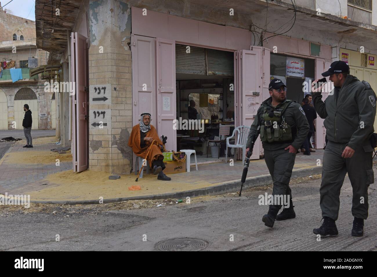 La police des frontières israélienne patrouillent près du Tombeau des Patriarches, ou de la mosquée, dans la ville divisée de Hébron, en Cisjordanie, le Mercredi, Décembre 4, 2019. Le Ministre israélien de la Défense, Naftali Bennett a ordonné aux fonctionnaires de commencer à planifier une nouvelle colonie juive au coeur d'Hébron, dont les responsables palestiniens dire, c'est la suite de Le président américain Donald Trump a décidé de légitimer les colonies. Photo par Debbie Hill/UPI Banque D'Images