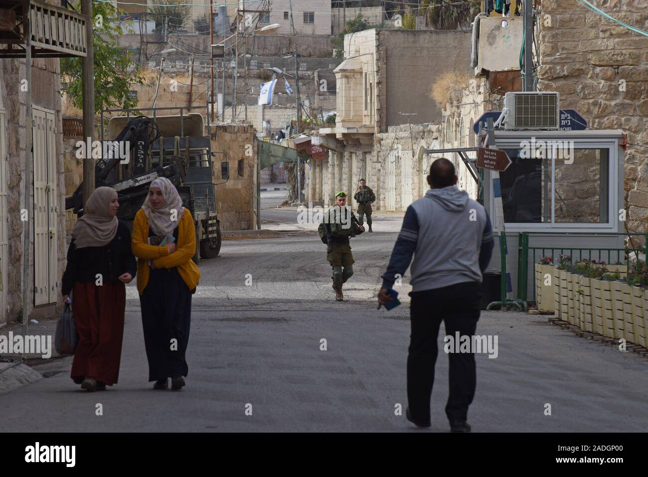 Des soldats israéliens watch palestiniens à pied sur la rue Shuhada près du Tombeau des Patriarches, ou de la mosquée, dans la ville divisée de Hébron, en Cisjordanie, le Mercredi, Décembre 4, 2019. Le Ministre israélien de la Défense, Naftali Bennett a ordonné aux fonctionnaires de commencer à planifier une nouvelle colonie juive au coeur d'Hébron, dont les responsables palestiniens dire, c'est la suite de Le président américain Donald Trump a décidé de légitimer les colonies. Photo par Debbie Hill/UPI Banque D'Images