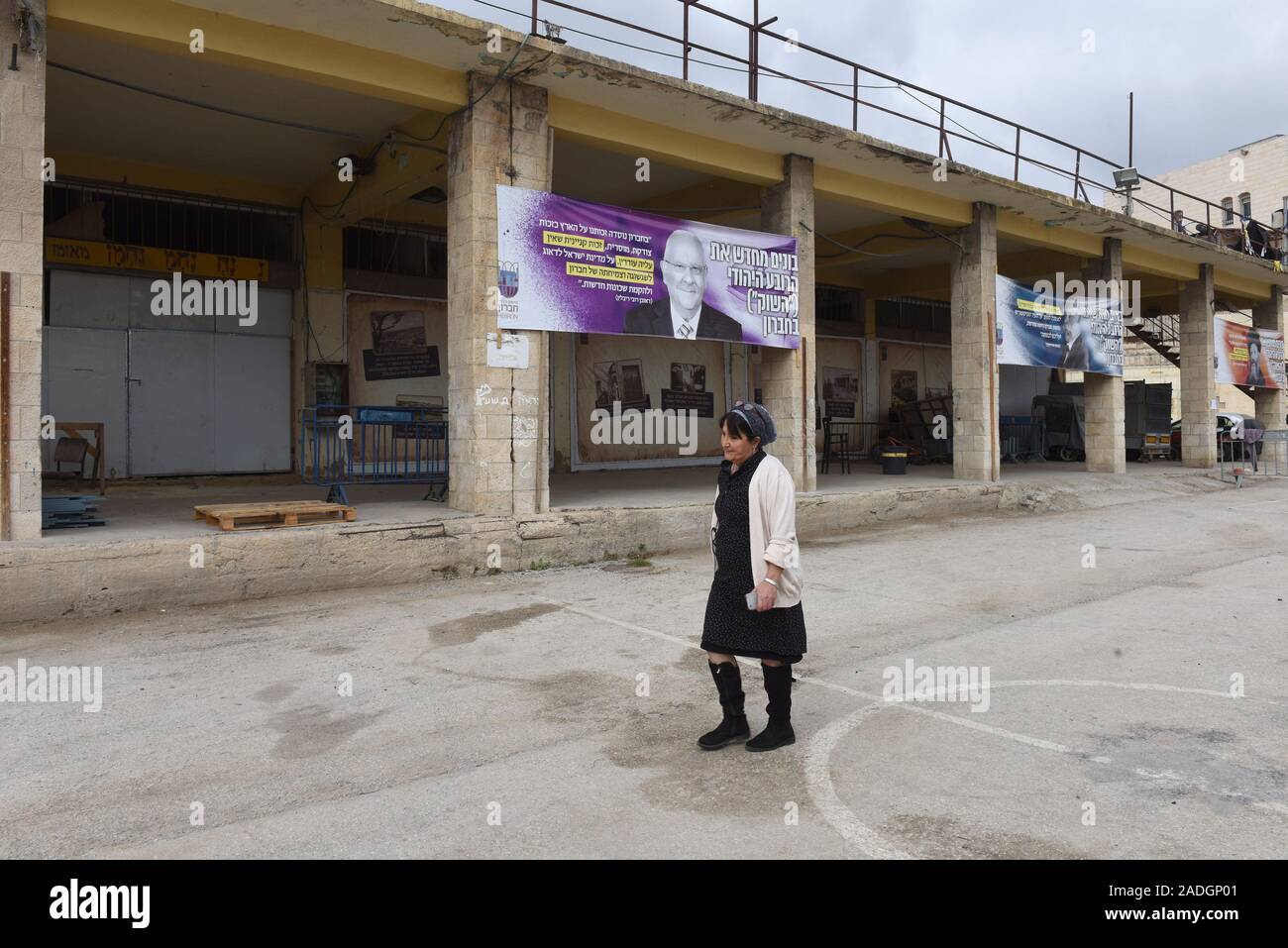 Un colon juif promenades en face de l'ancien marché palestinien dans la ville divisée de Hébron, en Cisjordanie, le Mercredi, Décembre 4, 2019. Le Ministre israélien de la Défense, Naftali Bennett a ordonné aux fonctionnaires de commencer à planifier une nouvelle colonie juive au coeur d'Hébron, dont les responsables palestiniens dire, c'est la suite de Le président américain Donald Trump a décidé de légitimer les colonies. Photo par Debbie Hill/UPI Banque D'Images