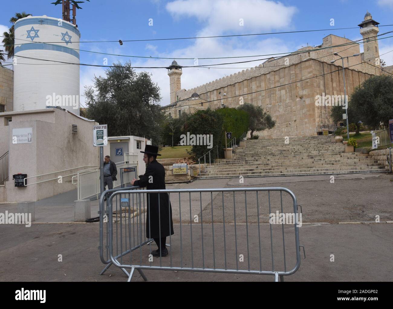 Un Juif ultra-orthodoxes se trouve à l'extérieur du Tombeau des Patriarches, ou de la mosquée, dans la ville divisée de Hébron, en Cisjordanie, le Mercredi, Décembre 4, 2019. Le Ministre israélien de la Défense, Naftali Bennett a ordonné aux fonctionnaires de commencer à planifier une nouvelle colonie juive au coeur d'Hébron, dont les responsables palestiniens dire, c'est la suite de Le président américain Donald Trump a décidé de légitimer les colonies. Photo par Debbie Hill/UPI Banque D'Images