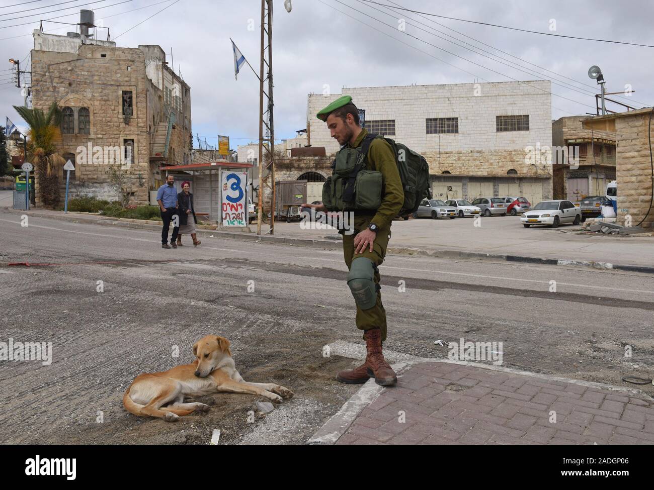 Un soldat israélien ressemble à un chien dans la rue Shuhada près du Tombeau des Patriarches, ou de la mosquée, dans la ville divisée de Hébron, en Cisjordanie, le Mercredi, Décembre 4, 2019. Le Ministre israélien de la Défense, Naftali Bennett a ordonné aux fonctionnaires de commencer à planifier une nouvelle colonie juive au coeur d'Hébron, dont les responsables palestiniens dire, c'est la suite de Le président américain Donald Trump a décidé de légitimer les colonies. Photo par Debbie Hill/UPI Banque D'Images