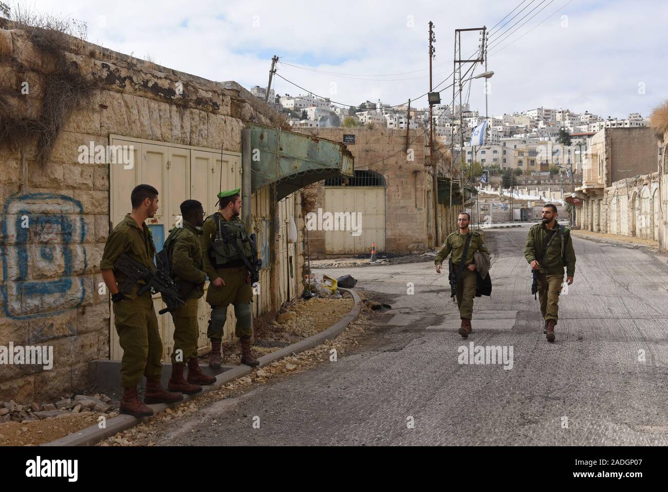 Les soldats israéliens à pied sur la rue Shuhada près du Tombeau des Patriarches, ou de la mosquée, dans la ville divisée de Hébron, en Cisjordanie, le Mercredi, Décembre 4, 2019. Le Ministre israélien de la Défense, Naftali Bennett a ordonné aux fonctionnaires de commencer à planifier une nouvelle colonie juive au coeur d'Hébron, dont les responsables palestiniens dire, c'est la suite de Le président américain Donald Trump a décidé de légitimer les colonies. Photo par Debbie Hill/UPI Banque D'Images