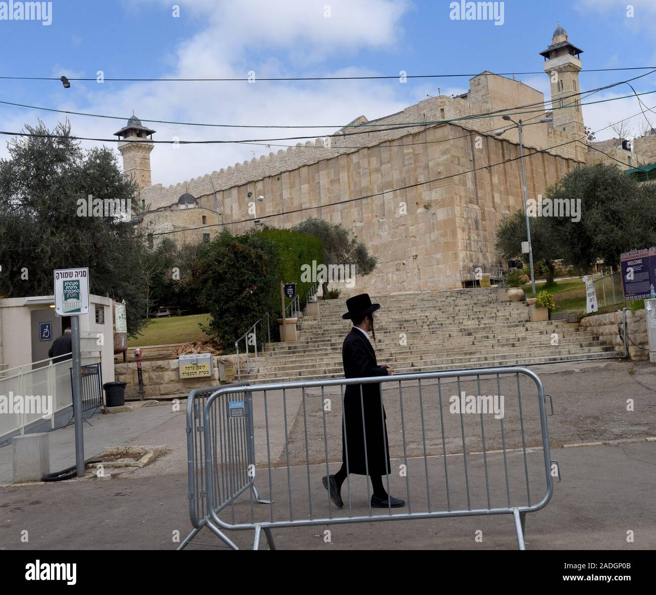 Un Juif ultra-orthodoxes à l'extérieur de promenades Le Tombeau des Patriarches, ou de la mosquée, dans la ville divisée de Hébron, en Cisjordanie, le Mercredi, Décembre 4, 2019. Le Ministre israélien de la Défense, Naftali Bennett a ordonné aux fonctionnaires de commencer à planifier une nouvelle colonie juive au coeur d'Hébron, dont les responsables palestiniens dire, c'est la suite de Le président américain Donald Trump a décidé de légitimer les colonies. Photo par Debbie Hill/UPI Banque D'Images