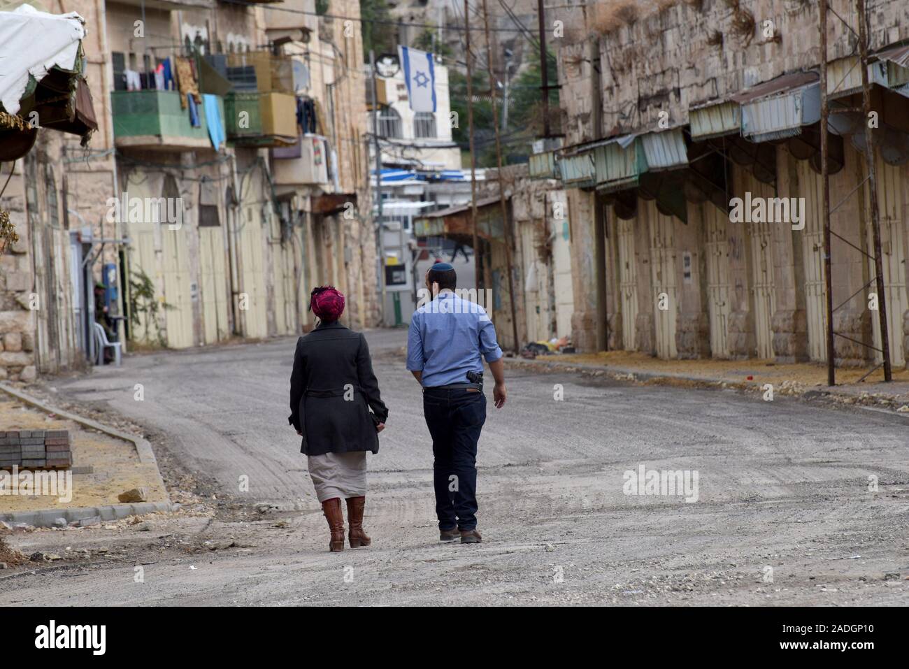 Un Israélien porte un pistolet en marchant sur la rue Shuhada près du Tombeau des Patriarches, ou de la mosquée, dans la ville divisée de Hébron, en Cisjordanie, le Mercredi, Décembre 4, 2019. Le Ministre israélien de la Défense, Naftali Bennett a ordonné aux fonctionnaires de commencer à planifier une nouvelle colonie juive au coeur d'Hébron, dont les responsables palestiniens dire, c'est la suite de Le président américain Donald Trump a décidé de légitimer les colonies. Photo par Debbie Hill/UPI Banque D'Images