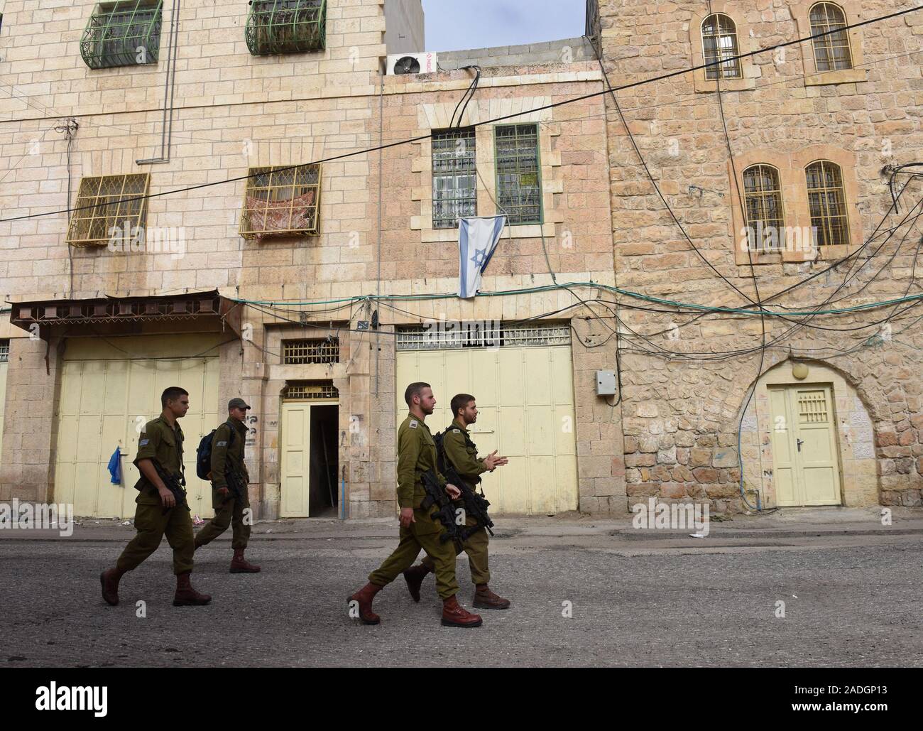 Les soldats israéliens devant des maisons palestiniennes, maintenant habitée par des colons juifs, sur la rue Shuhada près du Tombeau des Patriarches, ou de la mosquée, dans la ville divisée de Hébron, en Cisjordanie, le Mercredi, Décembre 4, 2019. Le Ministre israélien de la Défense, Naftali Bennett a ordonné aux fonctionnaires de commencer à planifier une nouvelle colonie juive au coeur d'Hébron, dont les responsables palestiniens dire, c'est la suite de Le président américain Donald Trump a décidé de légitimer les colonies. Photo par Debbie Hill/UPI Banque D'Images