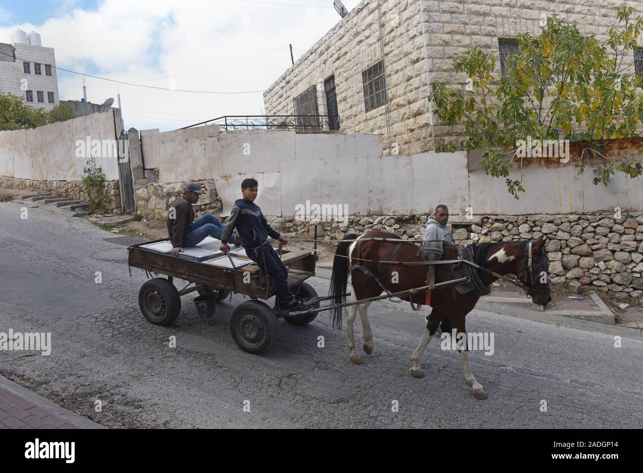 Palestiniens transporter des marchandises avec un cheval et panier dans la ville divisée de Hébron, en Cisjordanie, le Mercredi, Décembre 4, 2019. Le Ministre israélien de la Défense, Naftali Bennett a ordonné aux fonctionnaires de commencer à planifier une nouvelle colonie juive au coeur d'Hébron, dont les responsables palestiniens dire, c'est la suite de Le président américain Donald Trump a décidé de légitimer les colonies. Photo par Debbie Hill/UPI Banque D'Images