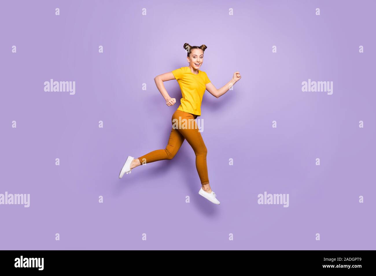 Full Size photo de profil haut saut dame incroyable se précipitant pour  ligne d'arrivée course de championnat porter le jaune t-shirt pantalon  violet pastel isolés Photo Stock - Alamy
