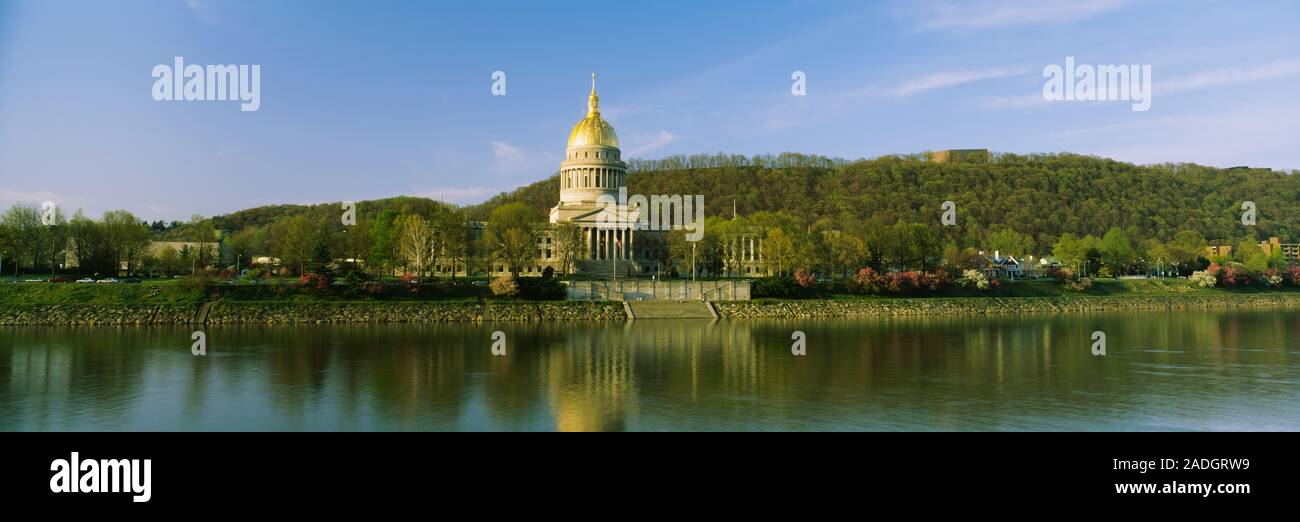 Au bord de l'immeuble du gouvernement, State Capitol Building, Kanawha River, Charleston, West Virginia, USA Banque D'Images