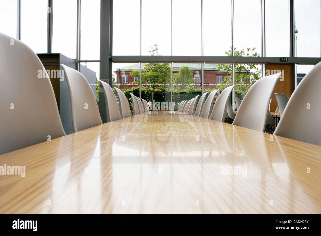Salle de classe moderne. Chaises pupitres dans une salle de classe à une école de grammaire. Photographié à Frederiksberg, Danemark. Banque D'Images
