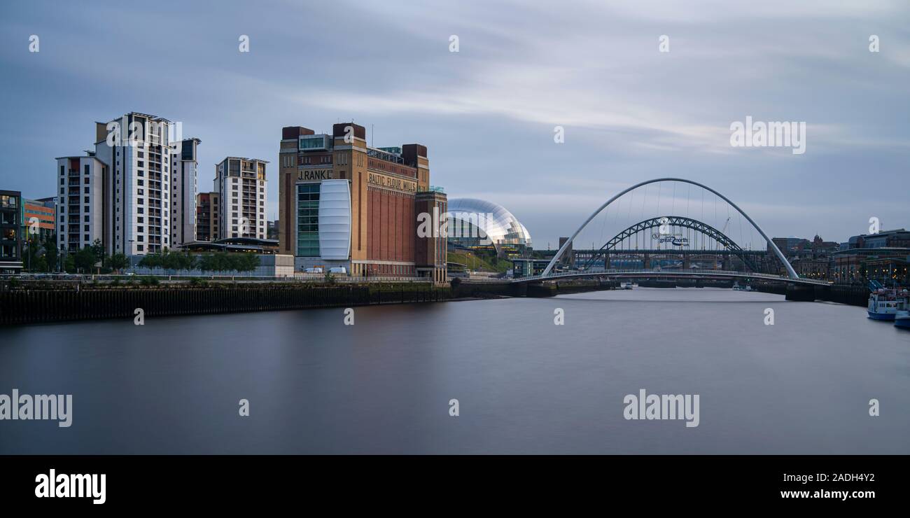 Les ponts de Newcastle upon Tyne et Gateshead allumé sur soirée d'été, Tyne et Wear, Angleterre Banque D'Images