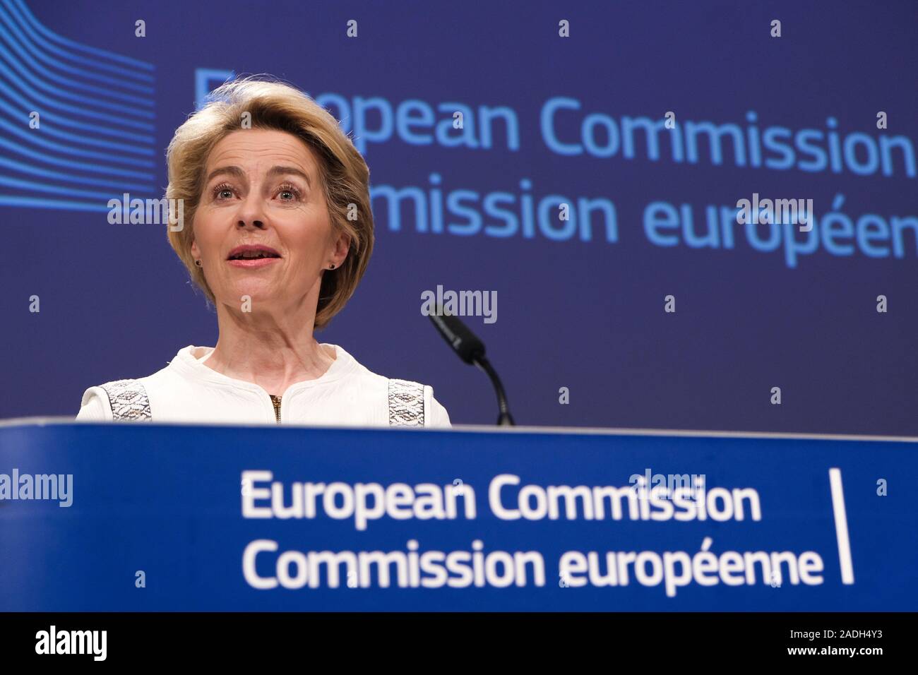 Bruxelles, Belgique. 4 décembre 2019. Le Président de la Commission européenne, Ursula von der Leyen parle au cours d'une conférence de presse au siège de l'UE. Credit : ALEXANDROS MICHAILIDIS/Alamy Live News Banque D'Images