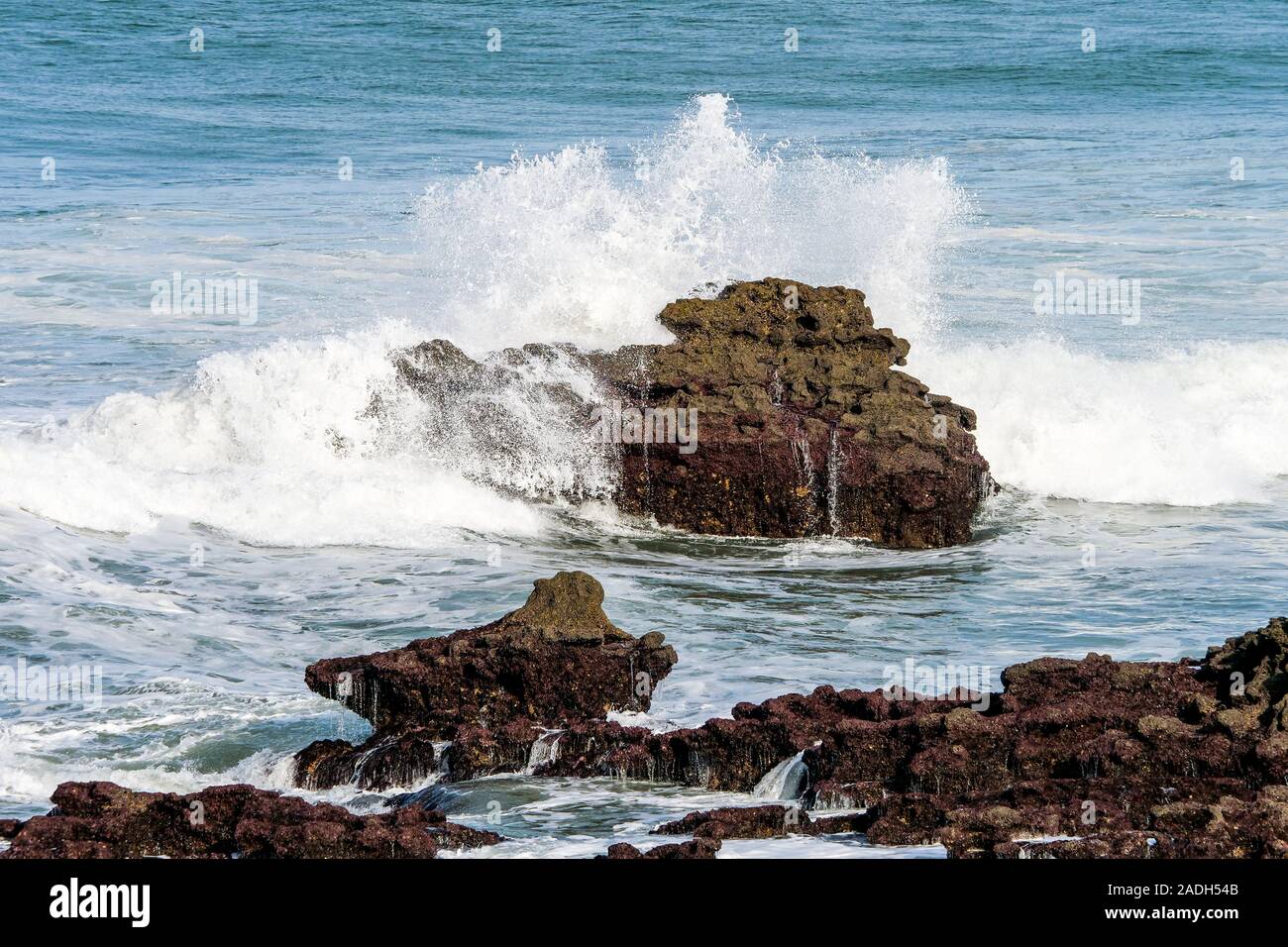 De grosses vagues rochers smash sur la côte, Biarritz, Pyrénées-Atlantiques, Pyrenees-Atlantique, France Banque D'Images