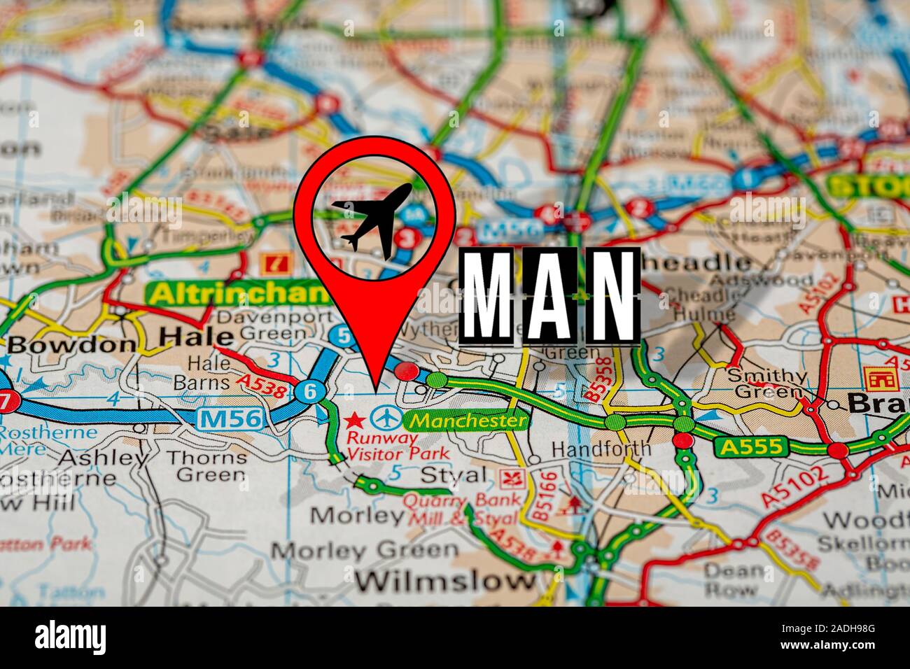 Broche rouge sur papier Carte montrant la position de l'aéroport de Manchester Banque D'Images