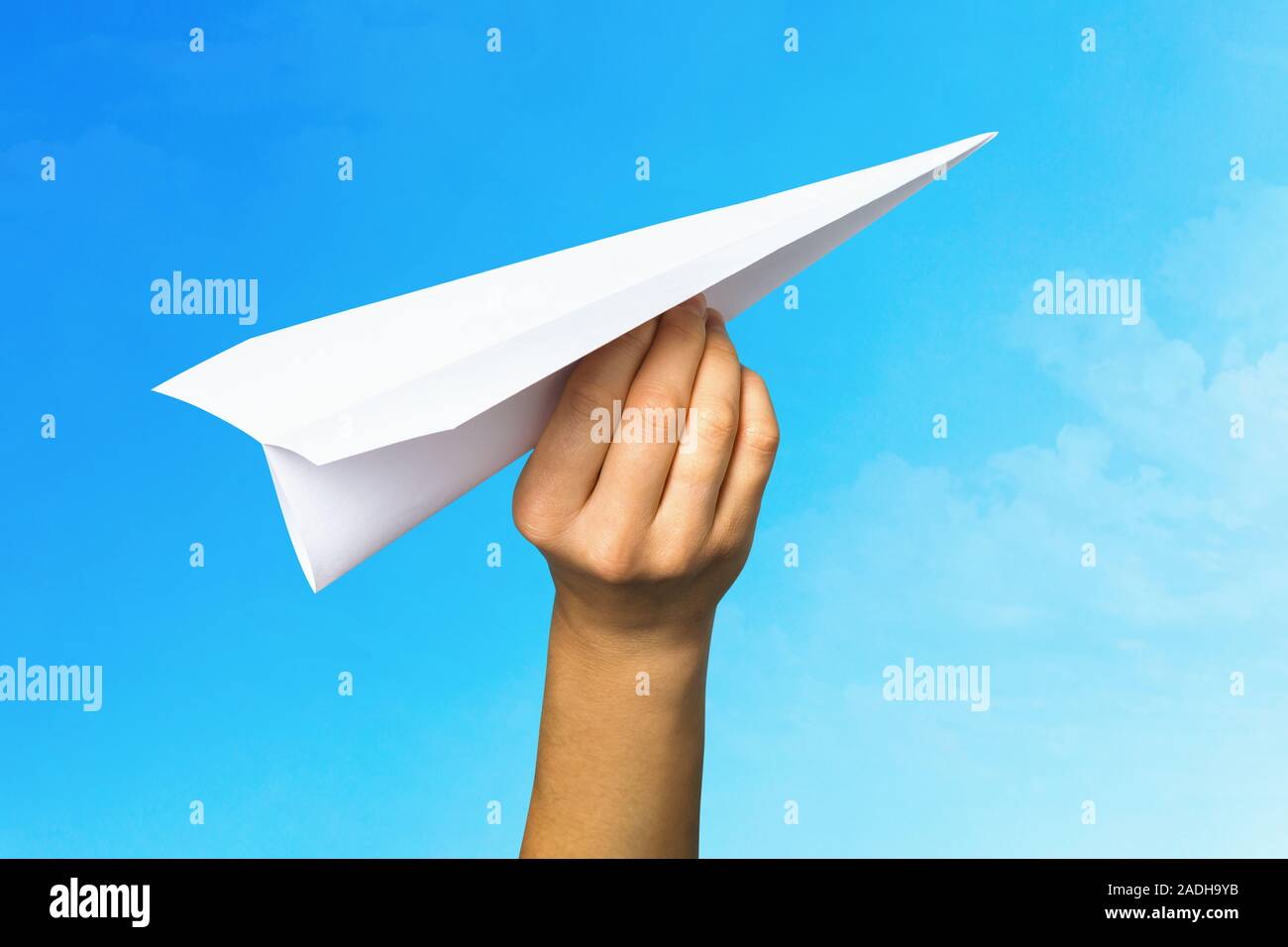 Concept sur le thème de la création d'une entreprise et l'effort de l'avant. L'homme lance un avion en papier dans le ciel Banque D'Images