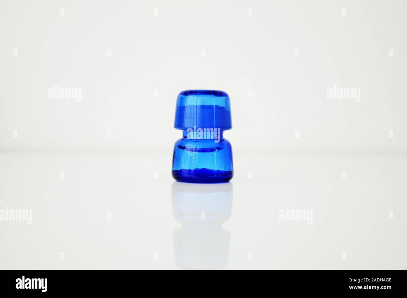 En médecine dentaire, bouteilles, bouteilles en verre coloré.petites bouteilles pharmaceutiques chimiques.Petites bouteilles en verre sur fond blanc. Fluide, compte-gouttes. Banque D'Images