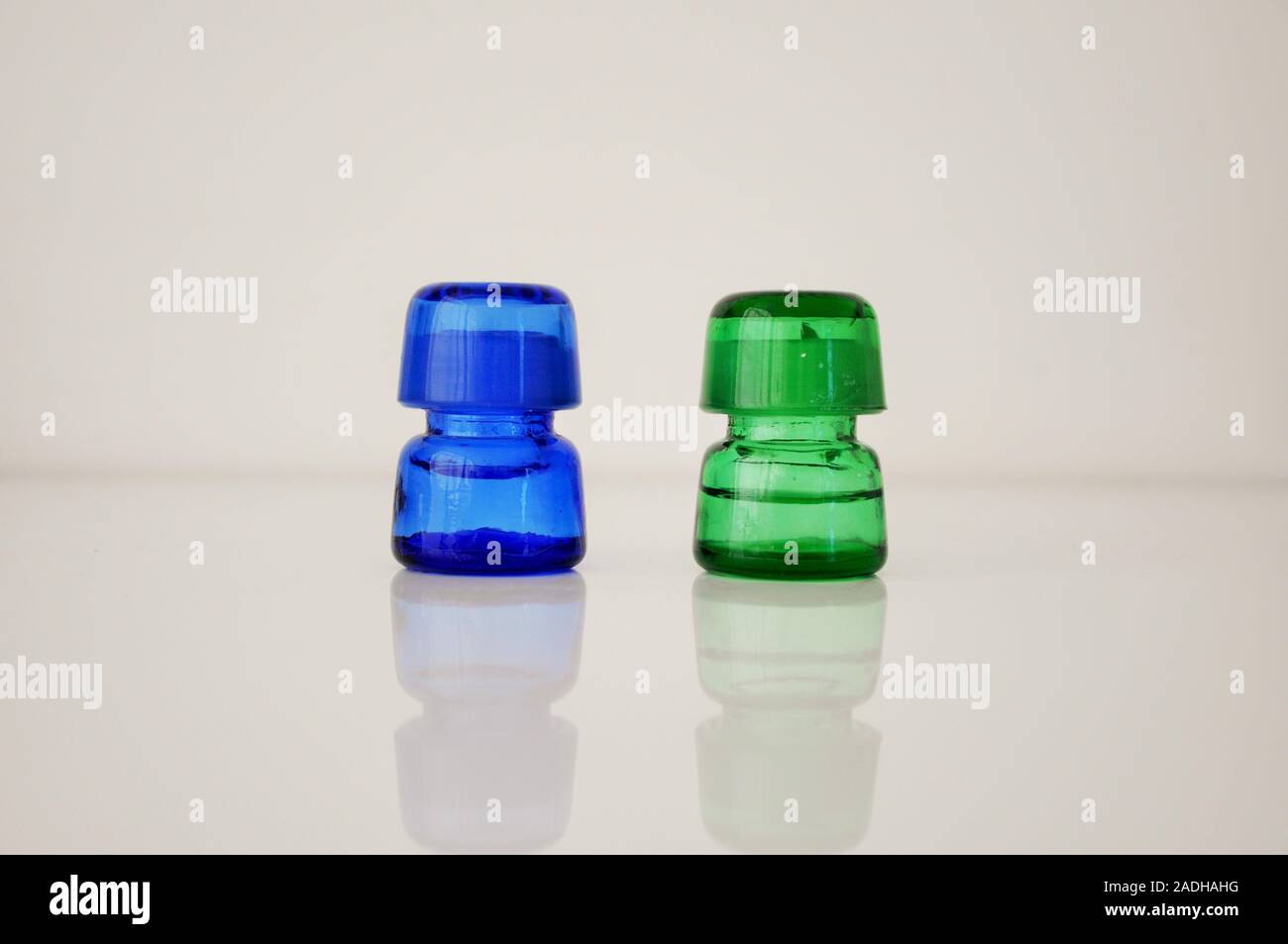 En médecine dentaire, bouteilles, bouteilles en verre coloré.petites bouteilles pharmaceutiques chimiques.Petites bouteilles en verre sur fond blanc. Fluide, compte-gouttes. Banque D'Images