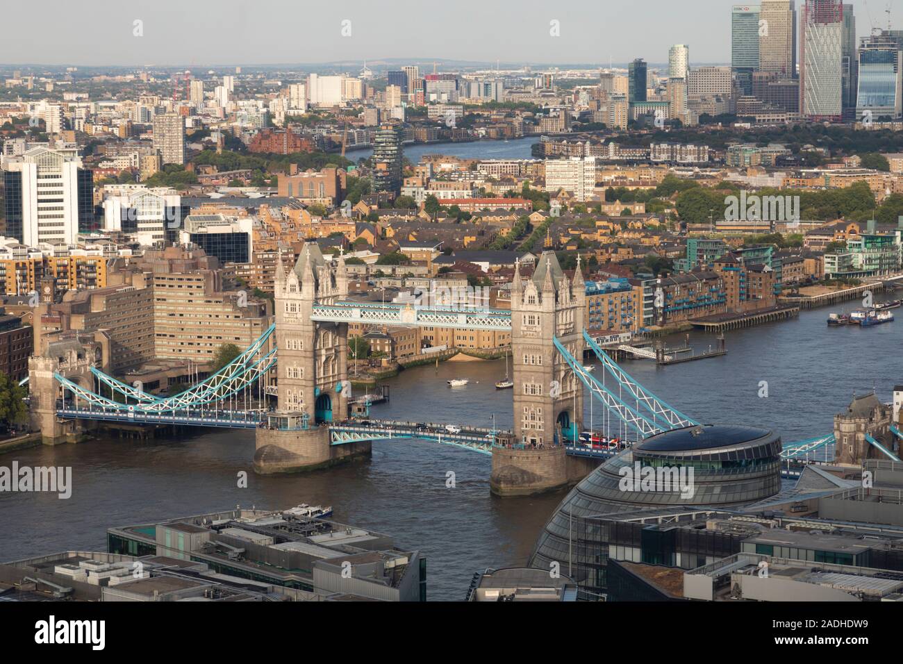 Tower Bridge sur la Tamise, Londres, vu du dessus. Canary Wharf est à l'arrière-plan. Banque D'Images