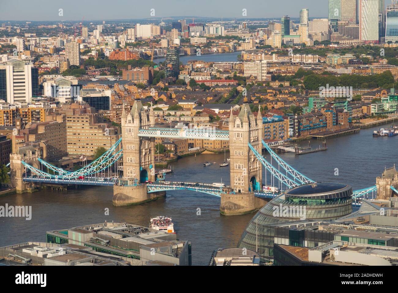 Tower Bridge sur la Tamise, Londres, vu du dessus. Canary Wharf est à l'arrière-plan. Banque D'Images