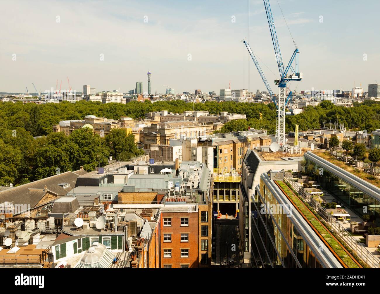À la recherche sur le palais de Buckingham à l'arrière, vers un horizon de Londres avec la BT Tower. Londres, Angleterre Banque D'Images