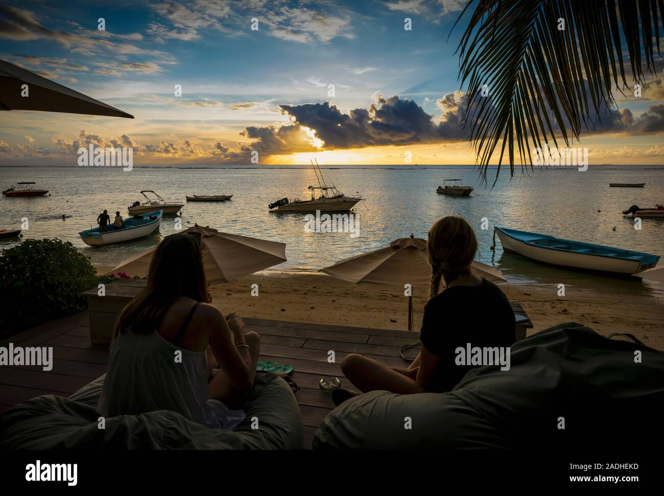 En attente de coucher du soleil à l'hôtel Bay, rivière noir ou la plage de la rivière Noire, Tamarin, Ile Maurice, Mascareignes. Banque D'Images