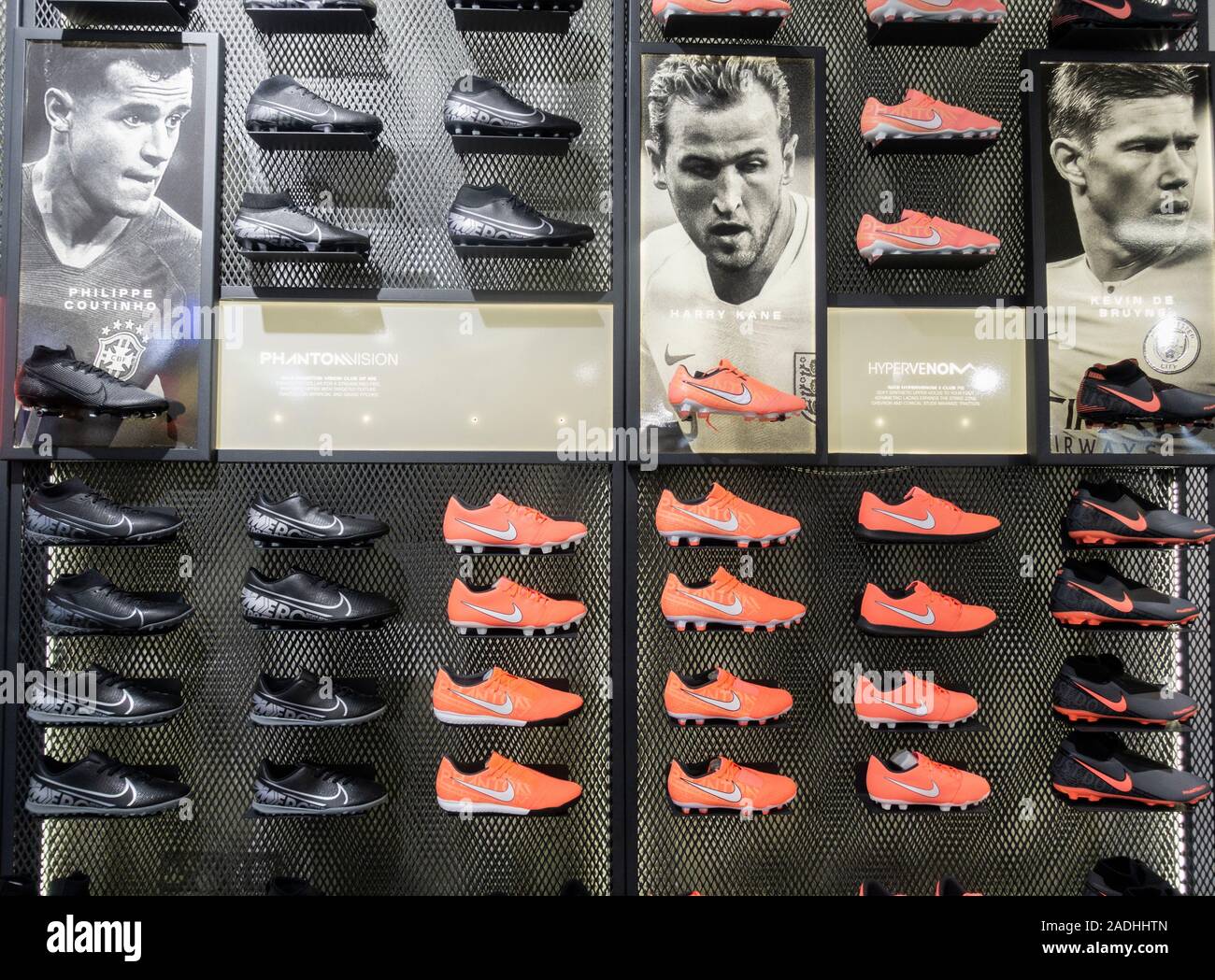 Chaussures de football Nike dans magasin de sport JD. UK Photo Stock - Alamy