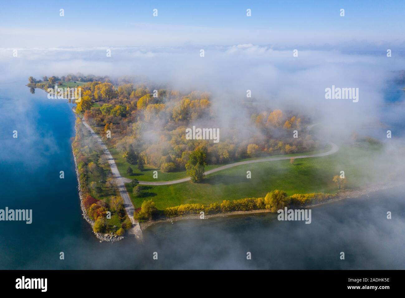 L'automne, vue aérienne, sur un matin brumeux sur St.Lawrence Park dans les Mille-Îles, Canada Banque D'Images