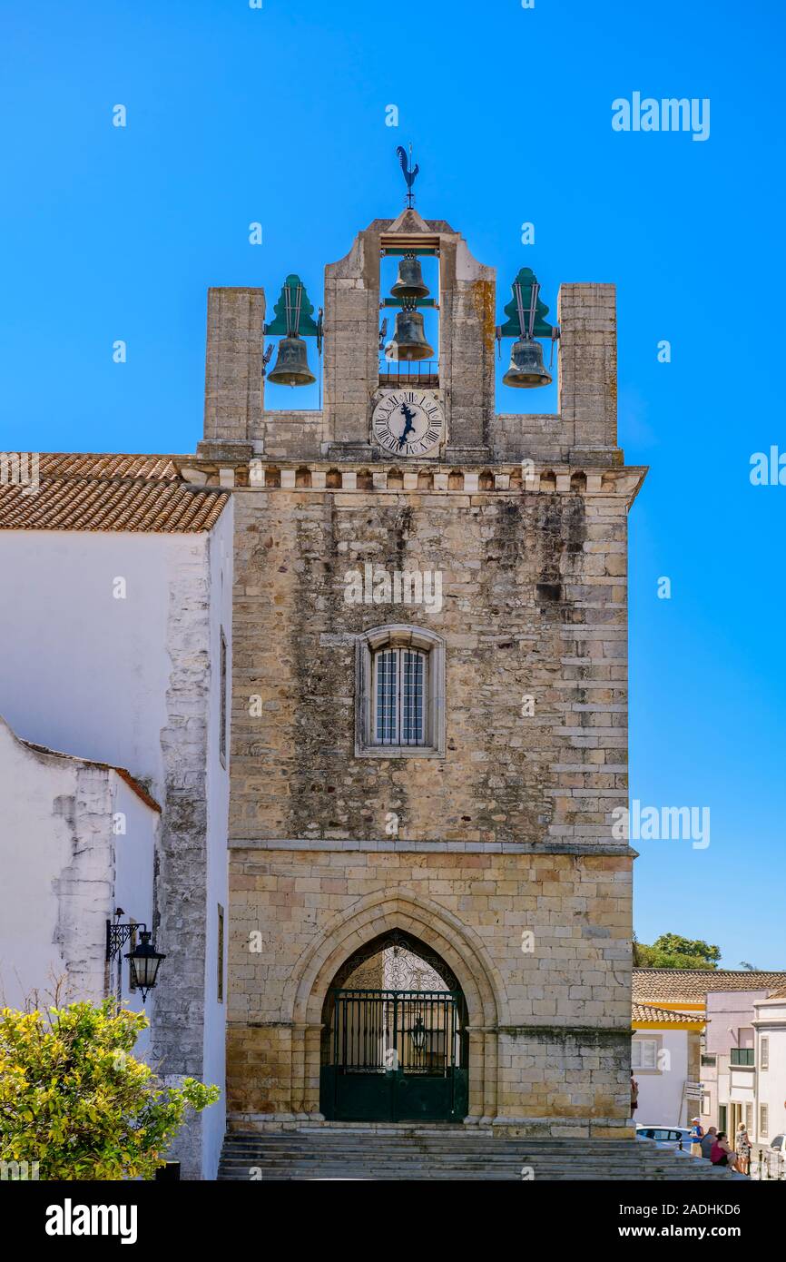 Clocher de la cathédrale de Faro se, Igreja de Santa Maria. Faro, Algarve de l'est, Portugal. Banque D'Images