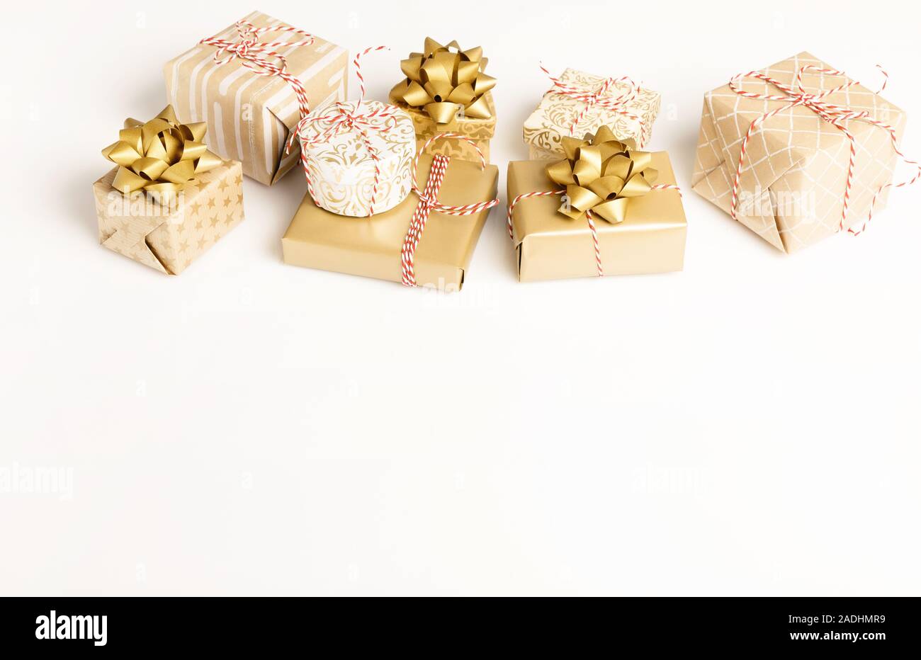 Boîtes cadeaux ou présents et les étoiles confettis sur tableau blanc Vue d'en haut. Mise à plat d'une composition pour Noël, anniversaire ou mariage. Banque D'Images