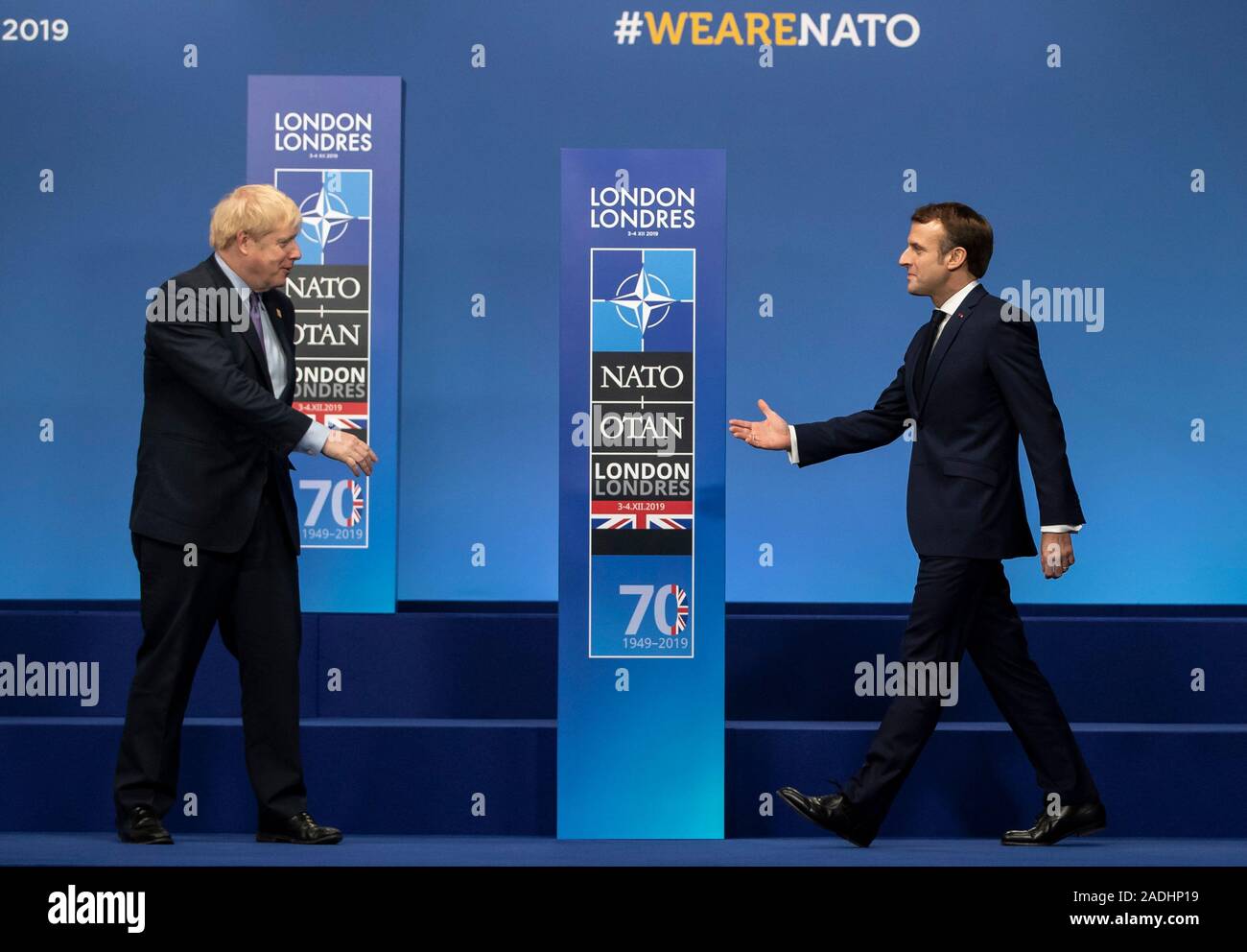 Londres, Royaume-Uni. 9Th Jul 2019. Le Premier ministre britannique Boris Johnson (L) se félicite le président français Emmanuel Macron lors de l'arrivées de l'OTAN (Organisation du Traité de l'Atlantique Nord) Sommet à Londres, Angleterre le 4 décembre 2019. Credit : Han Yan/Xinhua/Alamy Live News Banque D'Images